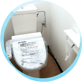 和式タイプのトイレから洗浄機能付きの最新の洋式トイレへの交換もできます。便器だけの交換はもちろん、床面も新しくキレイにリフォームできます。