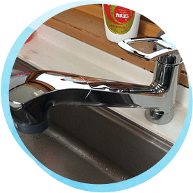 パッキンやカートリッジなど蛇口内部の部品劣化や破損が水漏れの原因となるケースが大半です。部品を新しいものに交換して直します。