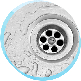 油や食品のカスなどが排水溝に付着していくと、流れる水量が少なくなってシンク部分でつまります。溶剤で溶かすか圧力で流します。