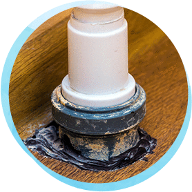 キッチンから出た汚れの付着が水の通り道を狭くして起こることが多いです。汚れを取って解消します。接合部から漏れる場合は部品交換や補修をします。